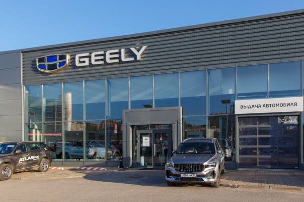 Вход в дилерский центр Geely, демонстрирующий автомобили Geely Tugella.