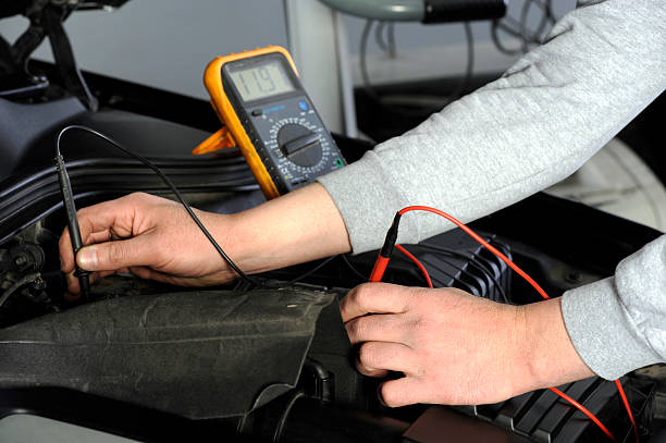  Методы проверки аккумулятора автомобиля: вольтметр подключен к положительному контакту
