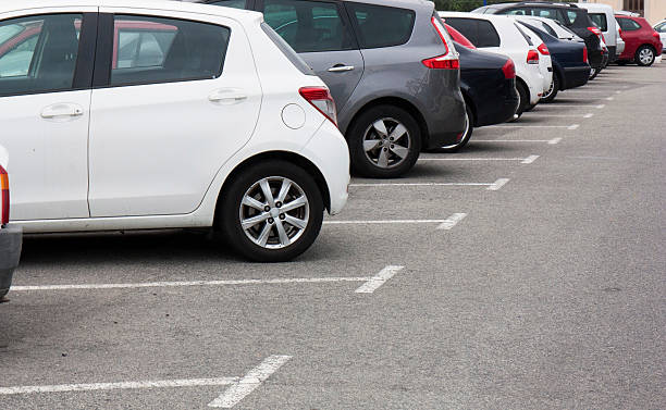 Парковка передним ходом между автомобилями в ограниченном пространстве