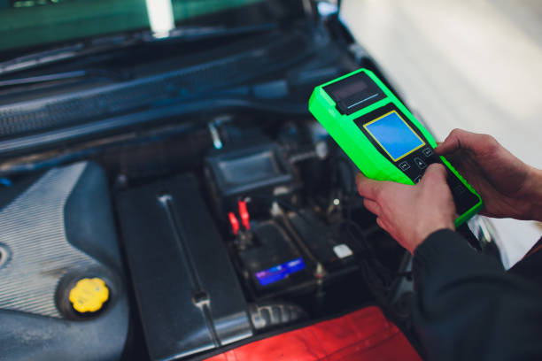 Проверка работы автомобильной батареи в домашних условиях: вольтметр отображает значения напряжения
