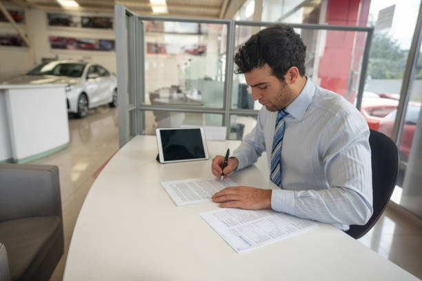 Покупка автомобиля с пробегом в автосалоне в кредит - внешний осмотр и тест-драйв