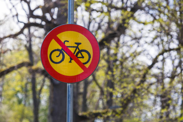  Табличка с изображением велосипеда и красным запрещающим знаком 